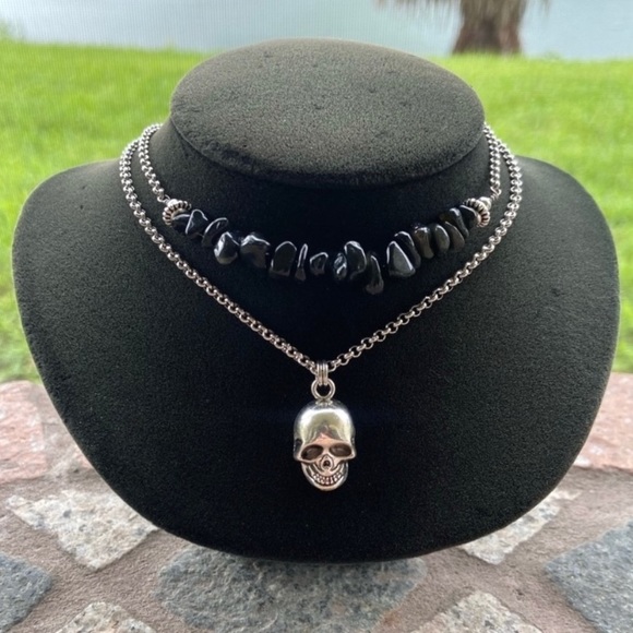 Onyx skull necklace . Double layer onyx gemstones chips & silver skull charm - Picture 9 of 10